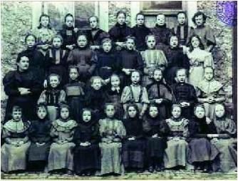 Une classe de filles en 1896 à l’école du Centre (actuelle Maison des Associations). Archives Municipales