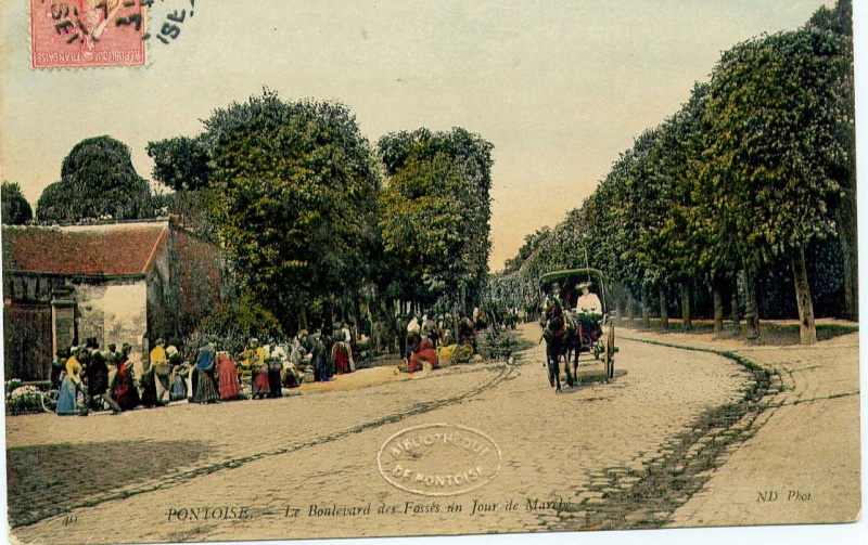 Carte postale illustrant le boulevard des Fossés où se déroulait l'un des marchés hebdomadaires de Pontoise