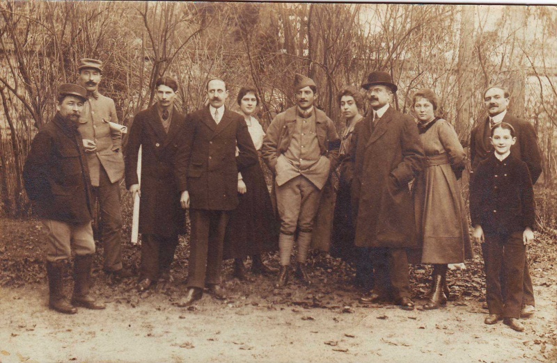 Photographie illustrant la famille Mennecier rassemblée lors de la permission des hommes mobilisés à Pontoise (Fonds privé)
