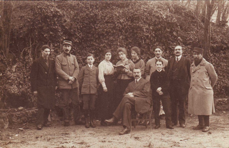 Photo de la famille Mennecier d'origine pontoisienne. Les militaires sur la photo sont en permission (fonds privé)