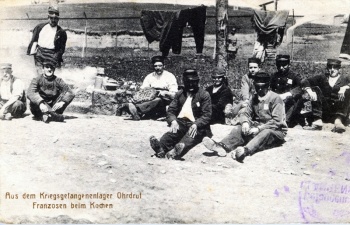 Photographie d'Ernest Baguet de 1914 où figure parmi plusieurs prisonniers français et russes, un détenu Pontoisien